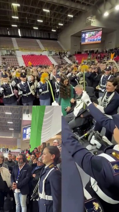 La poliziotta siciliana Lara Latragna fa il suo giuramento, picchetto d'onore per il padre tetraplegico