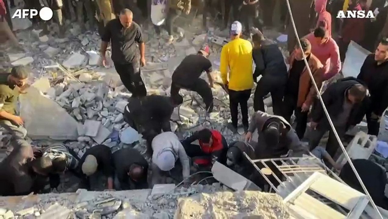 Gaza, la distruzione dopo il nuovo attacco israeliano su Nuseirat