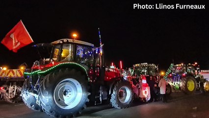 Dolgellau to Barmouth and Porthmadog Christmas lights tractor run video