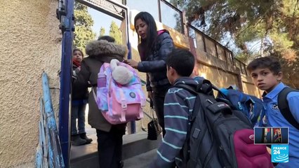 Instituciones educativas sirias reabren sus puertas luciendo la bandera de tres estrellas