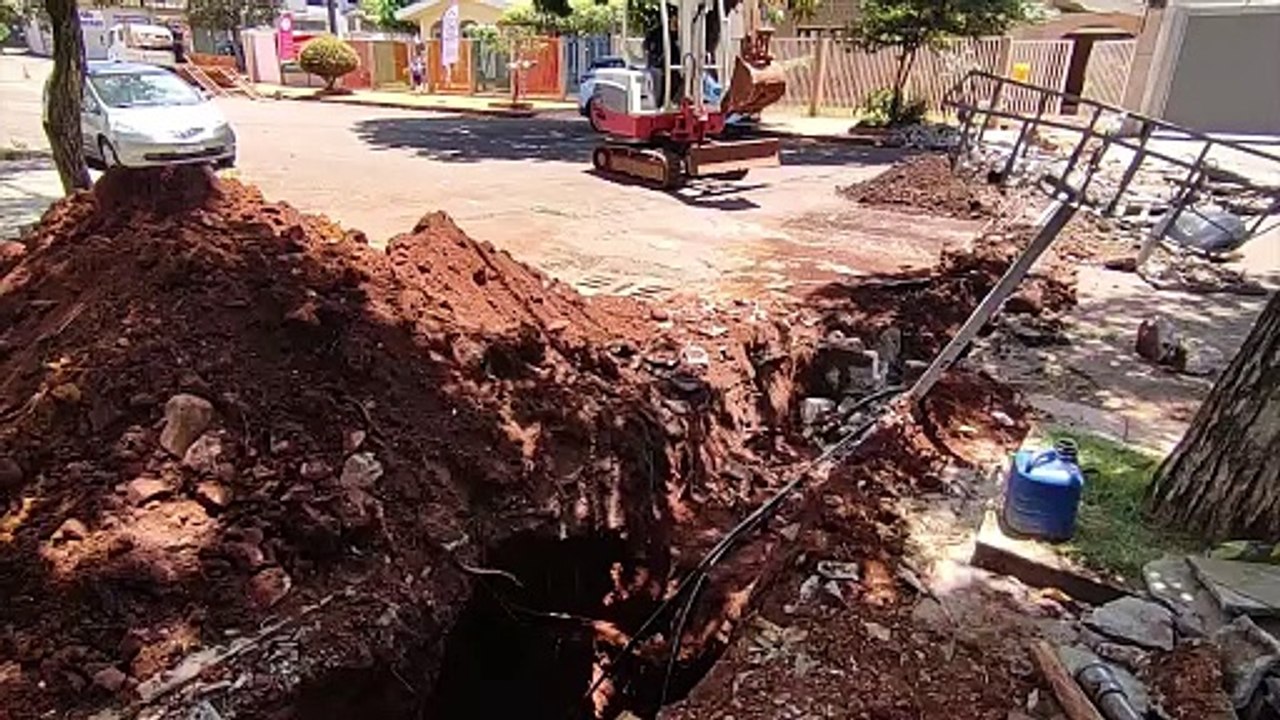 Reparos em encanamentos deixa trecho da Rua 13 de Maio interditada