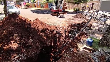 Reparos em encanamentos deixa trecho da Rua 13 de Maio interditada