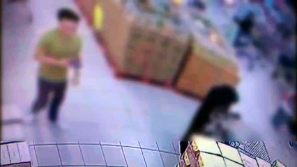 超市男子企图偷拍女生裙底 被监控捕捉 📹
