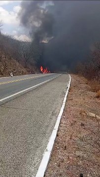 Caminhão de combustível pega fogo após tombar na Serra de Santa Luzia
