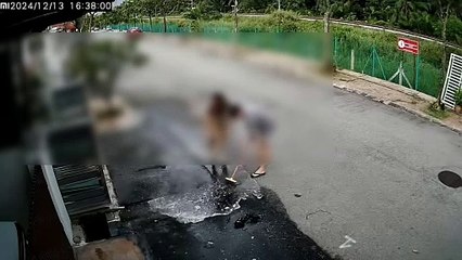 夫妇天天洗地导致邻居门前积水，惹邻里不满🚧