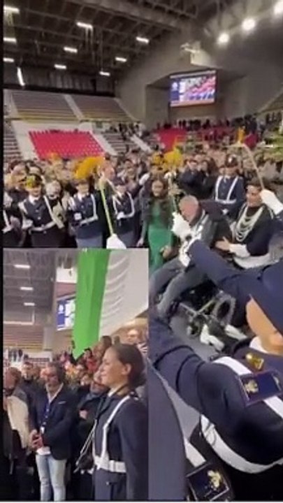 Il video della poliziotta di Enna al giuramento e il picchetto d'onore per il padre tetraplegico