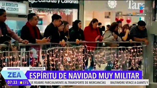 Militares entonan villancicos navideños en un centro comercial en Monterrey