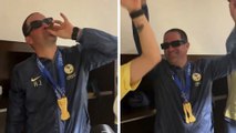 América: André Jardine celebra con un puro tras el triunfo junto al equipo
