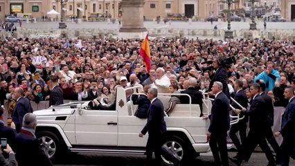 Papa denuncia excessos de sistema financeiro que 'esmaga as pessoas'