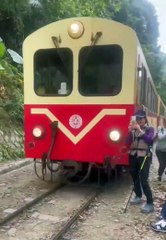 Selfie perigosa: turista ignora alertas e é atropelada por trem