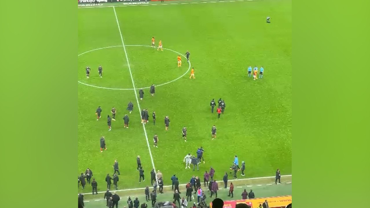 Maç sonu Uğurcan ve takım arkadaşı Mendy birbirine girdi