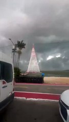Temporal no RJ derruba árvore de Natal em Maricá