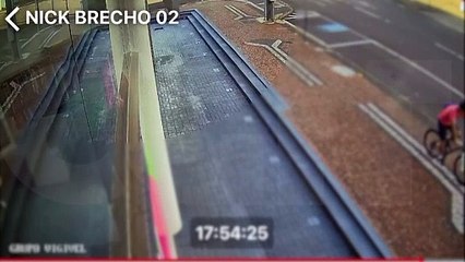 Por poucos segundos ciclistas não são atingidos em grave acidente no Centro
