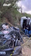 Um trágico acidente entre um carro Toyota Corolla e caminhão 330