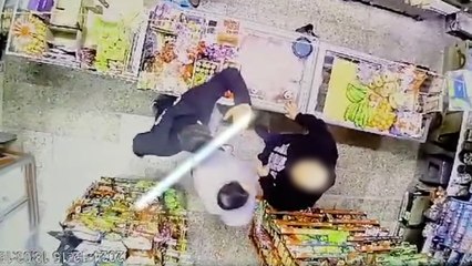 Las imágenes de unos ultras amenazando a otro en una tienda de Madrid