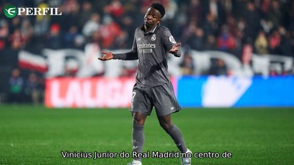 "Escândalos e Contratos: Vini Jr., Lewandowski e Estrelas do Futebol em Destaque no Mercado até 2024"