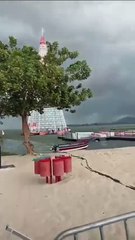 Árvore de Natal flutuante desaba e mata trabalhador no RJ