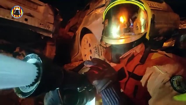 Extinguido el incendio en una campa para acoger coches siniestrados de la dana en Catarroja