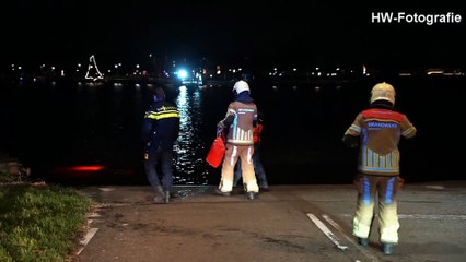Auto te water bij veerpont Zwartsluis - Genemuiden