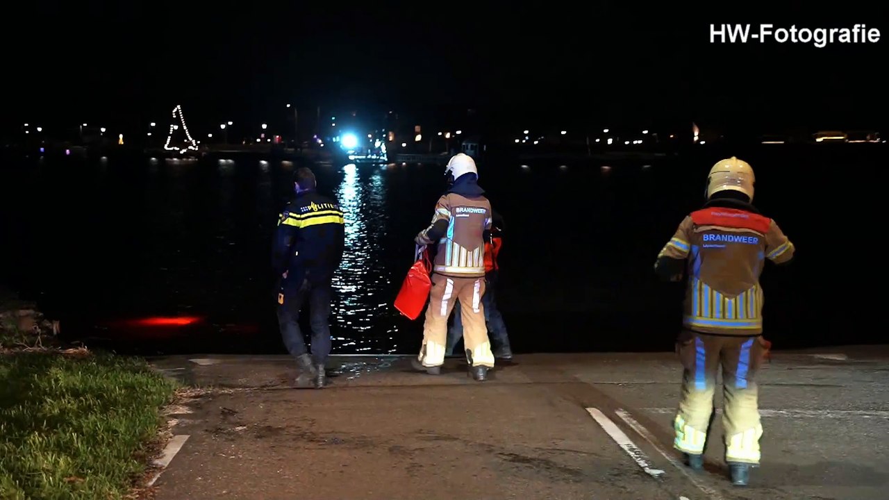 Auto te water bij veerpont Zwartsluis - Genemuiden