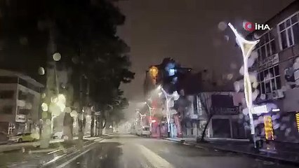 Tatvan’da kar yağışı ilçeyi beyaza bürüdü