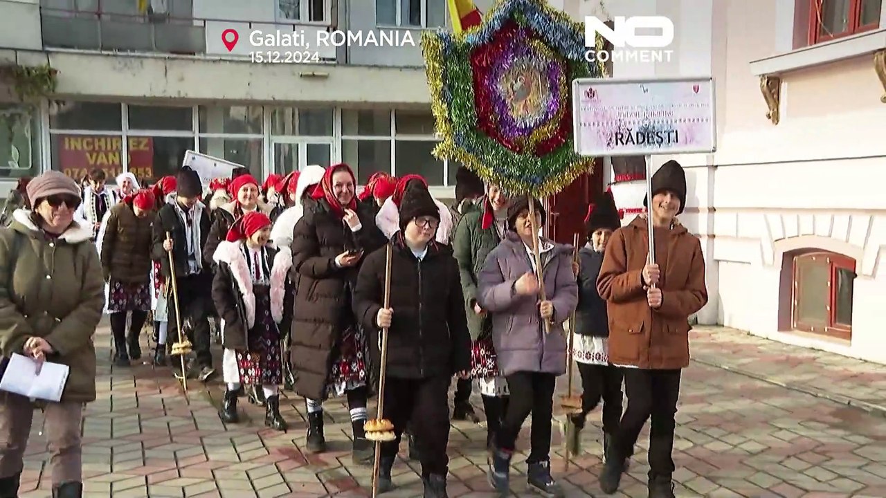 NO COMMENT: 'Osos', 'cabras' y pastores cantan villancicos de Rumanía