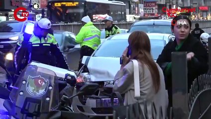 Antalya'da trafiği kilitleyen kaza 3 araç birbirine girdi!