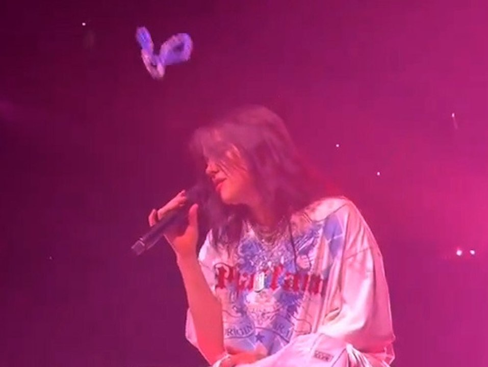 Schreckmoment: Fan wirft Billie Eilish Kette ins Gesicht