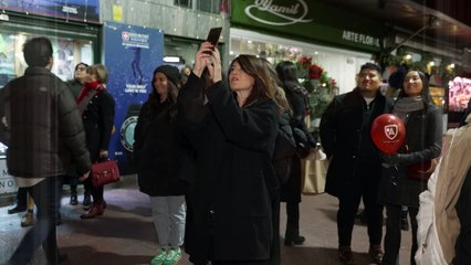 Un balcón del centro de Madrid se convierte en un escenario musical navideño