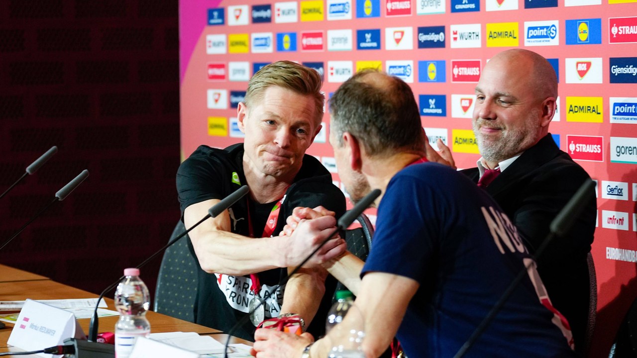 Geschenkübergabe trotz Niederlage: Jesper Jensen überkommen die Emotionen