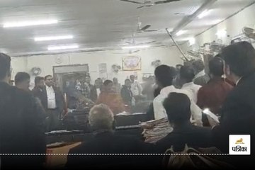 Viral Video: रायपुर कोर्ट में बवाल! महिला ने वकील पर फेंका चूना, डंडा दिखाकर धमकाया