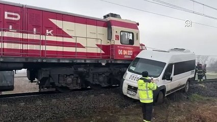Kırklareli'de yük treni ve işçi servisi çarpıştı! 2 yaralı