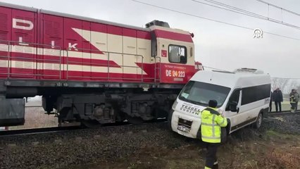 Kırklareli’nde fabrika servisine tren çarptı: 2 yaralı