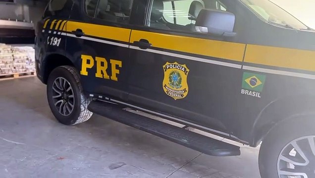 PRF apreende mais de 4 toneladas de maconha em fundo falso de caminhão, em Alto Paraíso