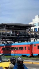 Dos jóvenes saltaron al techo de un tren en movimiento y corrieron por los vagones