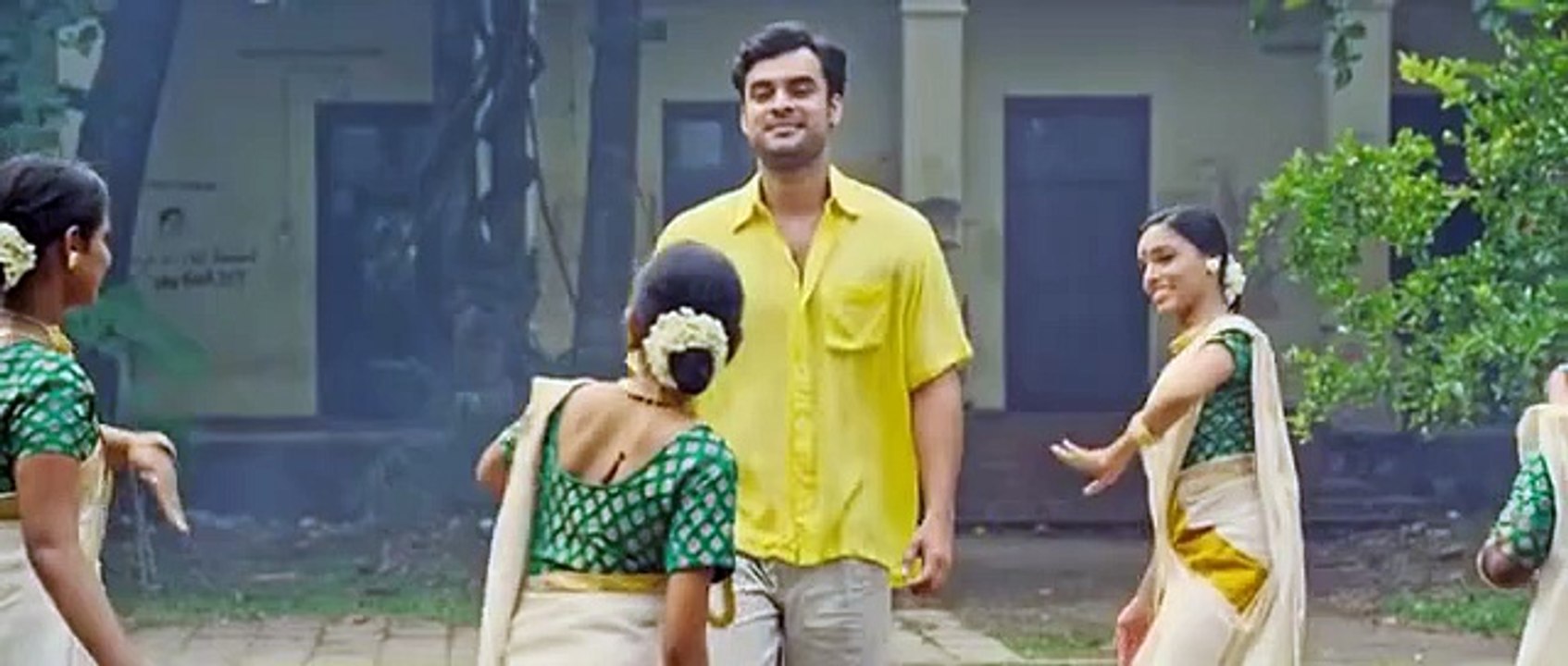 Oru Mexican Aparatha 2017 Malayalam HDRip Movie Part 1