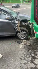 Acidente entre ônibus e carro nos Barris bloqueia faixas na via