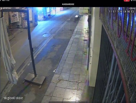 Il video della spaccata in corso Vittorio Emanuele del bar-trattoria Al Kassaro