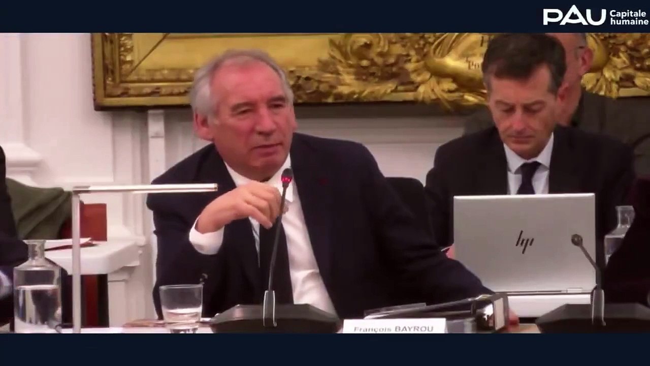François Bayrou recadré au conseil municipal de Pau: "On n'est pas là pour faire du show monsieur Bayrou... moi la première question qui me vient c'est qu'est ce que vous faites là ?"