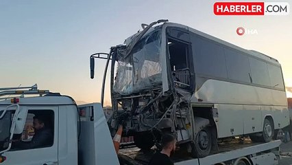 Manisa'da İşçi Servisi Tıra Çarptı: 22 Yaralı