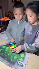 Joli travail d'équipe pour terminer un rubik's cube