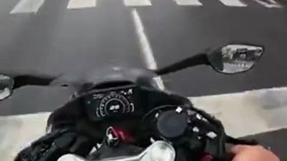 Ce motard un peu trop pressé n'a pas vu la camionnette