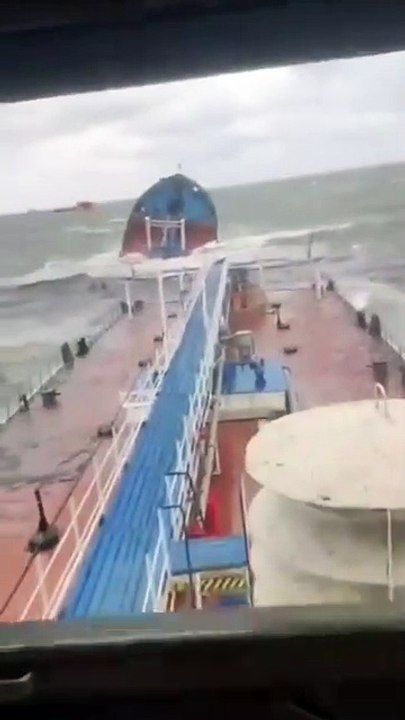Un navire tanker brisé en 2 pendant la tempête