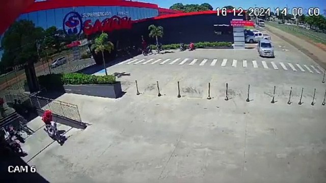 Carreta invade posto de combustíveis e colide contra carros