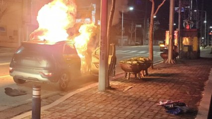 전북 군산에서 달리던 SUV에 불...50대 운전자 대피 / YTN