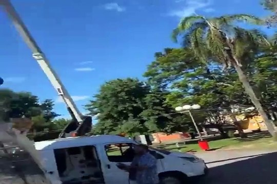 Navidad Mágica en Tacuarembó - Se encienden luces del gran árbol hecho con botellas plásticas