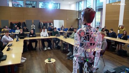 مدرسة ألمانية تدخل أول روبوت بشري لتعليم الطلاب فهل "نقف له ونُوَفِّيه التبجيل؟"