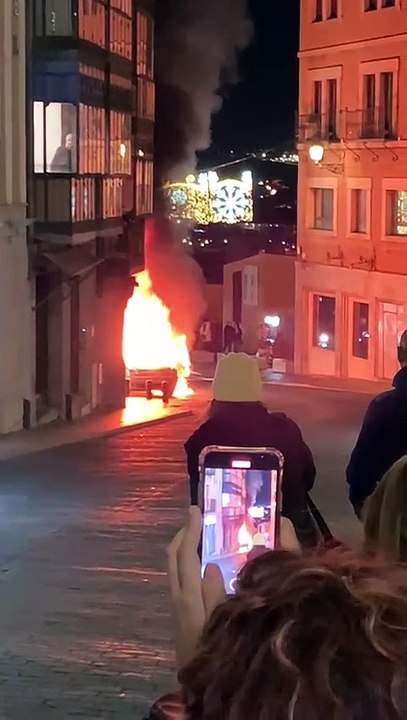 Arde en llamas un coche a pocos metros de Zocodover
