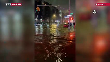 New York'ta patlayan boru, sokakları su altında bıraktı