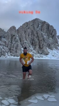 Ce viking ne vient pas de Scandinavie, mais bel et bien d’Algérie ! Ce sosie de Ragnar Lothbrok parcourt les montagnes de Kabylie et brave le froid des lacs gelés 🥶